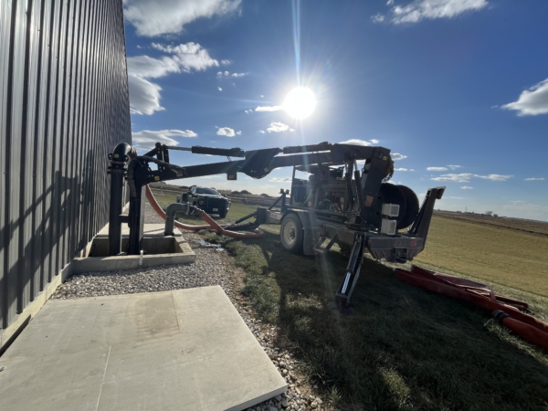 Puck AGI Doda 420 with boom extended into barn pit