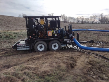 Puck WH 7581 with LightSpeed technology and attached hoses at work in the field